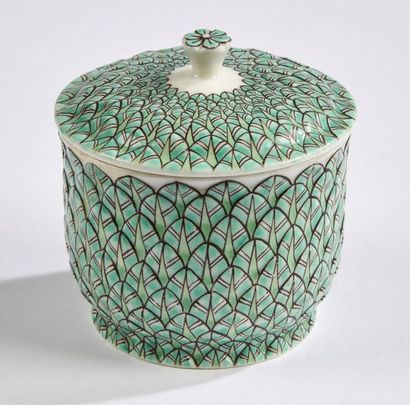 null Saint-Cloud
Pot à sucre rond couvert en porcelaine tendre à décor en relief...