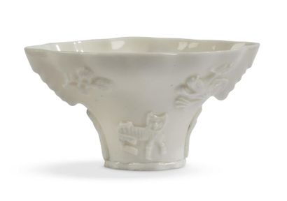 null Chine
Coupe libatoire en porcelaine blanc-de-Chine en forme de corne à décor...