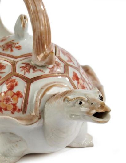 null Japon
Verseuse couverte en porcelaine en forme de tortue à décor en rouge de...