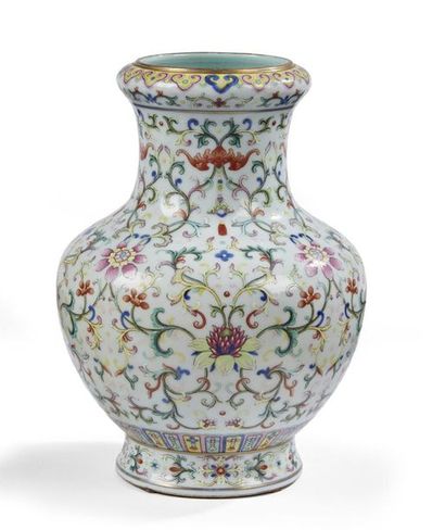 null Chine
Vase de forme balustre en porcelaine à décor polychrome des émaux de la...