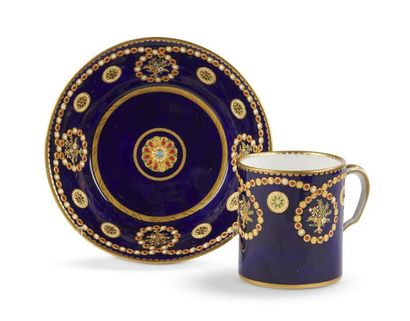 null Sèvres
Gobelet litron et sa soucoupe en porcelaine tendre de la troisième grandeur...