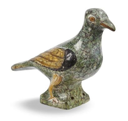 null Nevers
Pigeon de faîtage en faïence à décor polychrome posé à l'éponge.
XVIIIème...