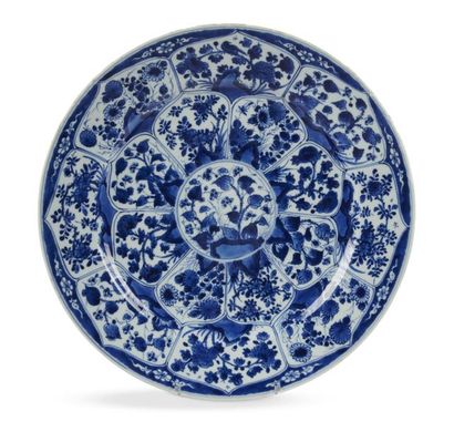 null Chine
Plat rond en porcelaine à décor en bleu sous couverte de rochers fleuris...