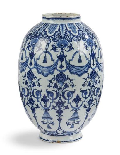 null Rouen
Vase de forme oblongue en faïence à décor en camaïeu bleu d'armoiries...