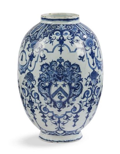 null Rouen
Vase de forme oblongue en faïence à décor en camaïeu bleu d'armoiries...