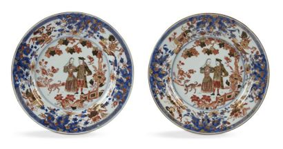 null Chine 
Deux assiettes en porcelaine à décor bleu, rouge et or dit Imari au centre...