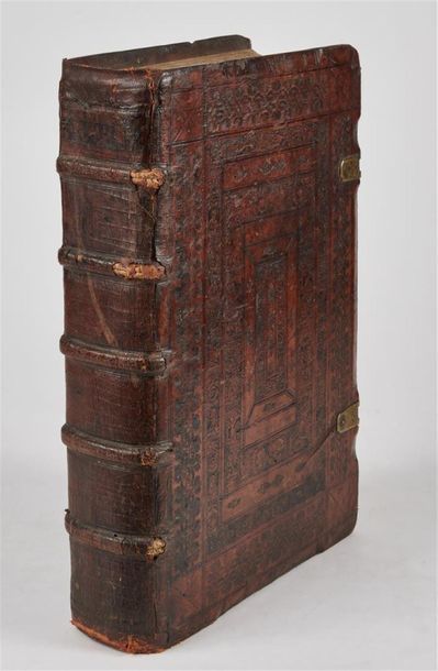 null RELIURE du XVIème siècle . Fort in-folio, veau marron entièrement orné à froid...