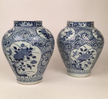 null Japon 
Paire de potiches en porcelaine de forme ovoïde à décor en camaïeu bleu...