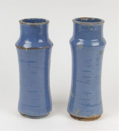 null Espagne 
Deux albarelli cylindriques légèrement cintré en majolique à fond bleu.
XVIIe...