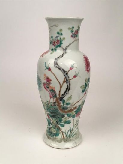 null Chine
Vase de forme balustre en porcelaine à décor polychrome des émaux de la...