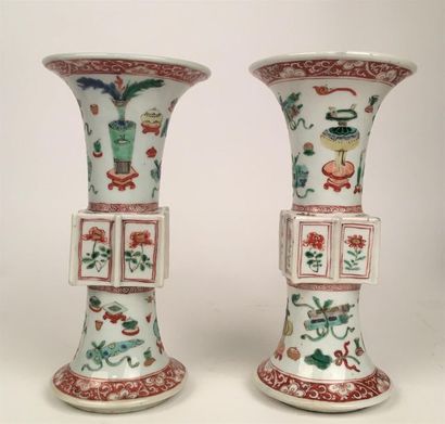 null CHINE 
Paire de vases de forme cornet en porcelaine à section carrée au centre,...
