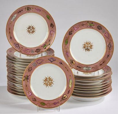null Paris
Suite de vingt-huit assiettes en porcelaine à décor d'une rosace au centre...