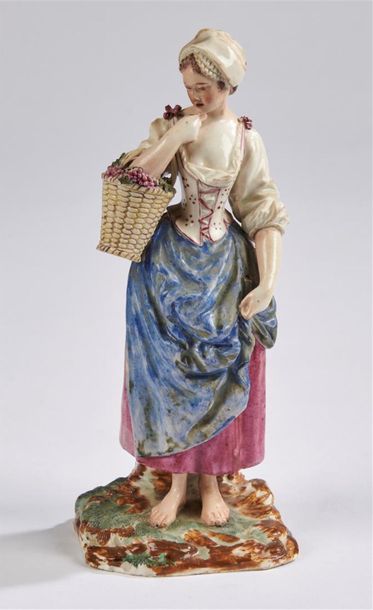 null Niderviller
Statuette en porcelaine représentant une jeune femme debout tenant...