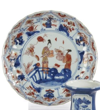 null Chine
Coupe circulaire en porcelaine à décor bleu, rouge et or dit Imari au...