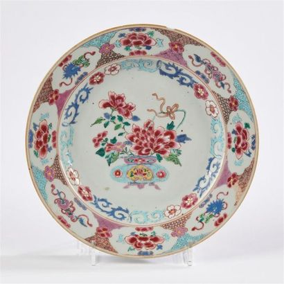 null Chine
Assiette en porcelaine à décor polychrome des émaux de la Famille rose...