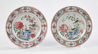 null Chine
Deux assiettes en porcelaine à décor polychrome des émaux de la Famille...