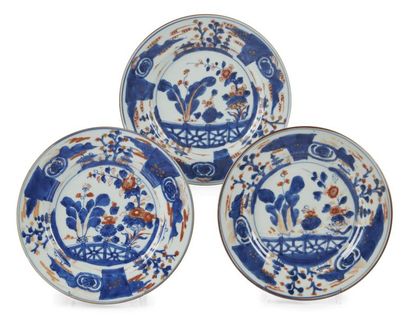 null Chine
Trois assiettes en porcelaine à décor bleu, rouge et or dit Imari de fleurs...