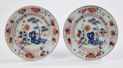 null Chine
Quatre assiettes en porcelaine à décor bleu, rouge et or dit Imari de...