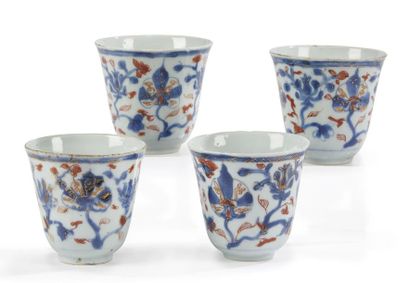 null Chine
Six gobelets et quatre soucoupes en porcelaine à décor bleu, rouge et...