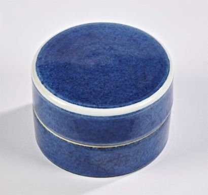 null Chine
Boite ronde couverte en porcelaine à fond bleu poudré.
Epoque Kanghi (1662-1722).
D....
