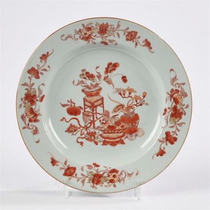 null Chine
Assiette en porcelaine à décor en rouge de fer et or de jardinières, coupe...