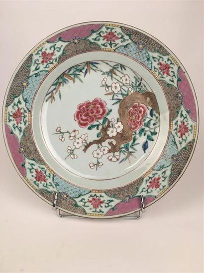 null Chine
Plat rond en porcelaine à décor polychrome des émaux de la Famille rose...