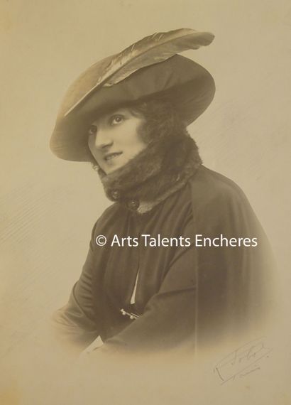null SOBOL

"Portrait d'Alice Beylat" au théâtre de l'Athénée c 1920..Epreuve argentique...