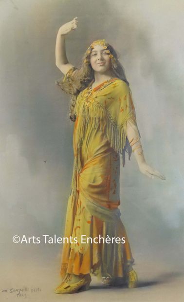null GERSCHEL

Epreuve colorisée d’une danseuse russe vers 1910. Format: 42 x 30...