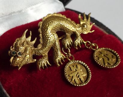 null Epingle dragon 5 griffes en or jaune 18K avec 2 médaillons vers 1900.

Poids...