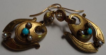 null Pair of earrings in 18K yellow gold with pearls and turquoise. 

Weight : 4,2...
