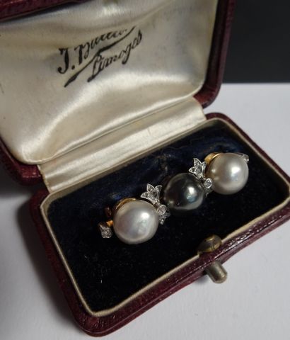 null Broche barrette en or jaune 18K vers 1900 avec perles et diamants dans son écrin.

Poids...