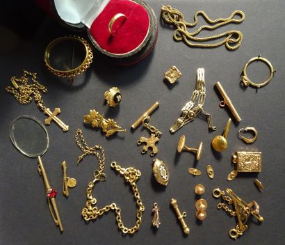 null Lot de petits bijoux divers ancien en or jaune 18K ( chaines , broches ….).

Poids...