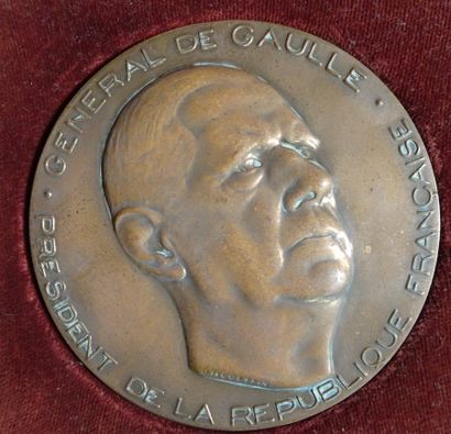 null Médaille en bronze représentant le général de Gaulle avec au verso la croix...