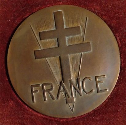 null Médaille en bronze représentant le général de Gaulle avec au verso la croix...