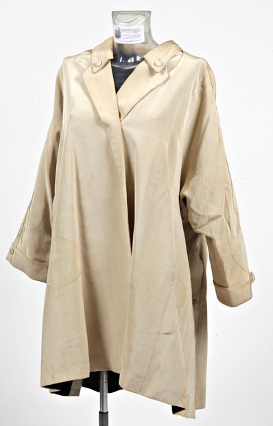 null CHRISTIAN DIOR. Manteau du soir Haute Couture plissé au dos, intérieur soie...