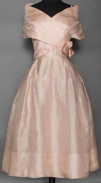  CHRISTIAN DIOR. Robe de bal Haute Couture rose pâle, doublure de corsage dans le...