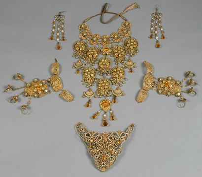 null PARURE 1930 - Ensemble de bijoux réalisé par un bijoutier avec strass, perles...