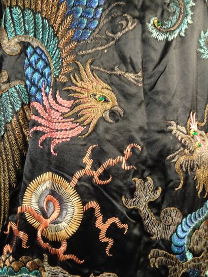 null YVES SAINT-LAURENT attribué à. Robe Haute Couture décor chinois avec dragons...