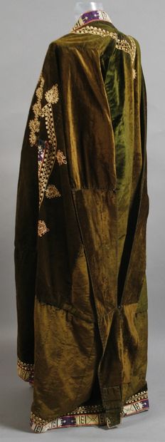 null PAUL POIRET attributed to. Cape, evening coat in green satin velvet completely...
