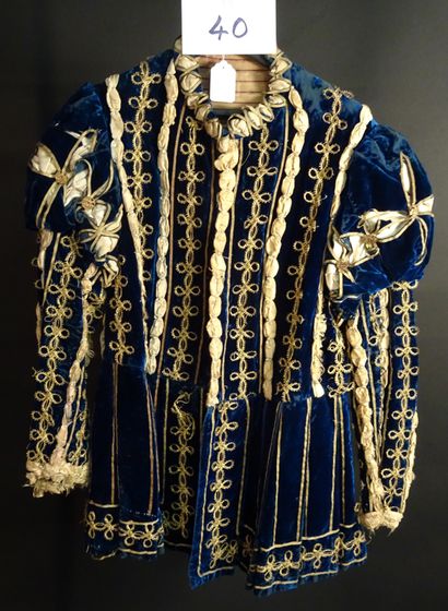 null VESTE longue vers 1880, blanche et bleu bordée de fils d'or et perles. Magnifique...