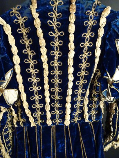 null VESTE longue vers 1880, blanche et bleu bordée de fils d'or et perles. Magnifique...
