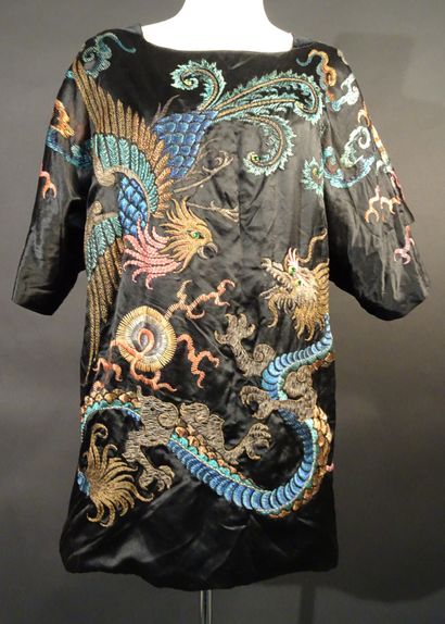 null YVES SAINT-LAURENT attribué à. Robe Haute Couture décor chinois avec dragons...