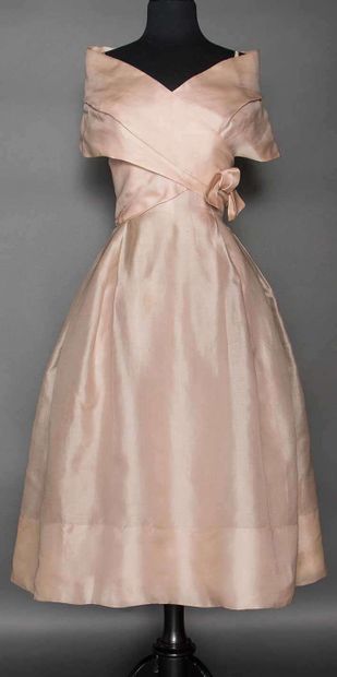 null 
CHRISTIAN DIOR. Robe de bal Haute Couture rose pâle, doublure de corsage dans...