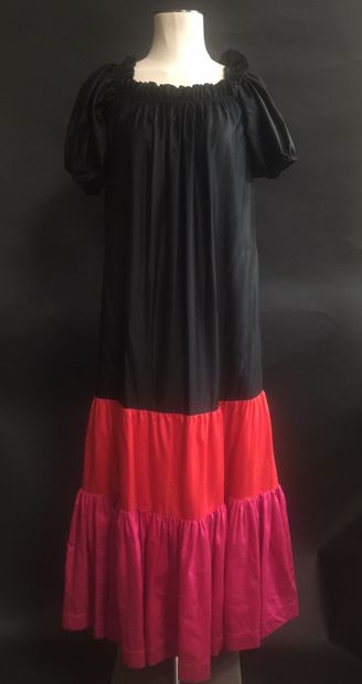 null YVES SAINT-LAURENT Rive Gauche. Robe gitane vers 1980 noire et rouge, griff...