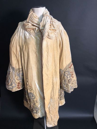 null PAUL POIRET. Evening coat in crepe and satin completely embroidered, circa 1910-1920....