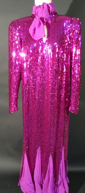 null LOUIS AZZARO. Robe du soir entiérement brodée de paillettes violettes vers 1980....