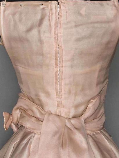  CHRISTIAN DIOR. Haute Couture ball gown in pale pink, bodice lining in the same...