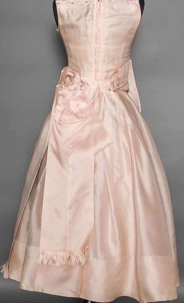  CHRISTIAN DIOR. Robe de bal Haute Couture rose pâle, doublure de corsage dans le...
