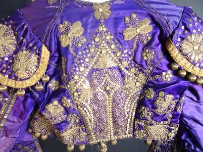 null BOLÉRO à L'ESPAGNOLE ou VESTE POUR TORÉADOR vers 1865, satin de soie violet...