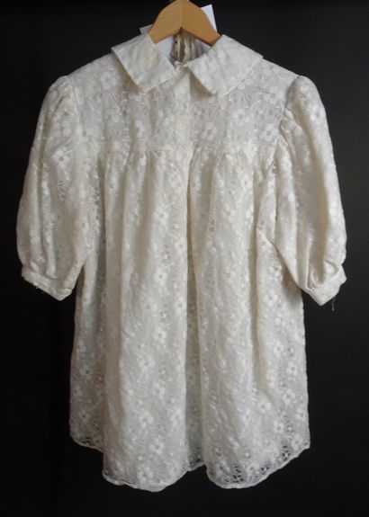 null Set of 2 antique lace blouses with their caps.